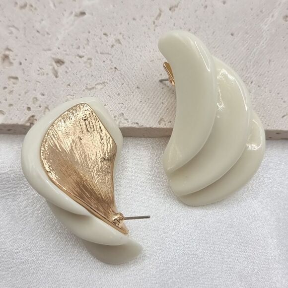 New ZARA Shell Resin Stud Earrings Vintage Art Deco Retro Style - Picture 4 of 8
